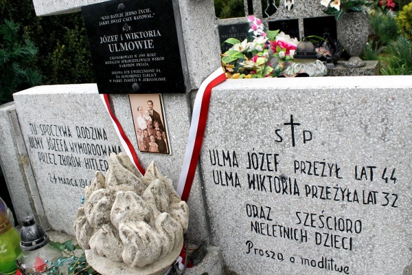 grób rodziny ulmów na cmentarzu parafialnym w markowej